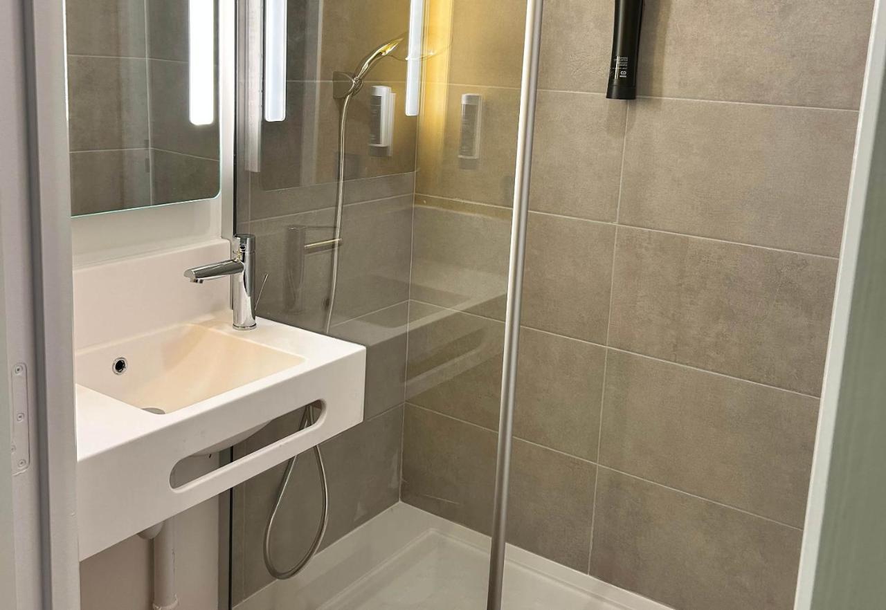 B&B Hotel Massieux Genay Bagian luar foto