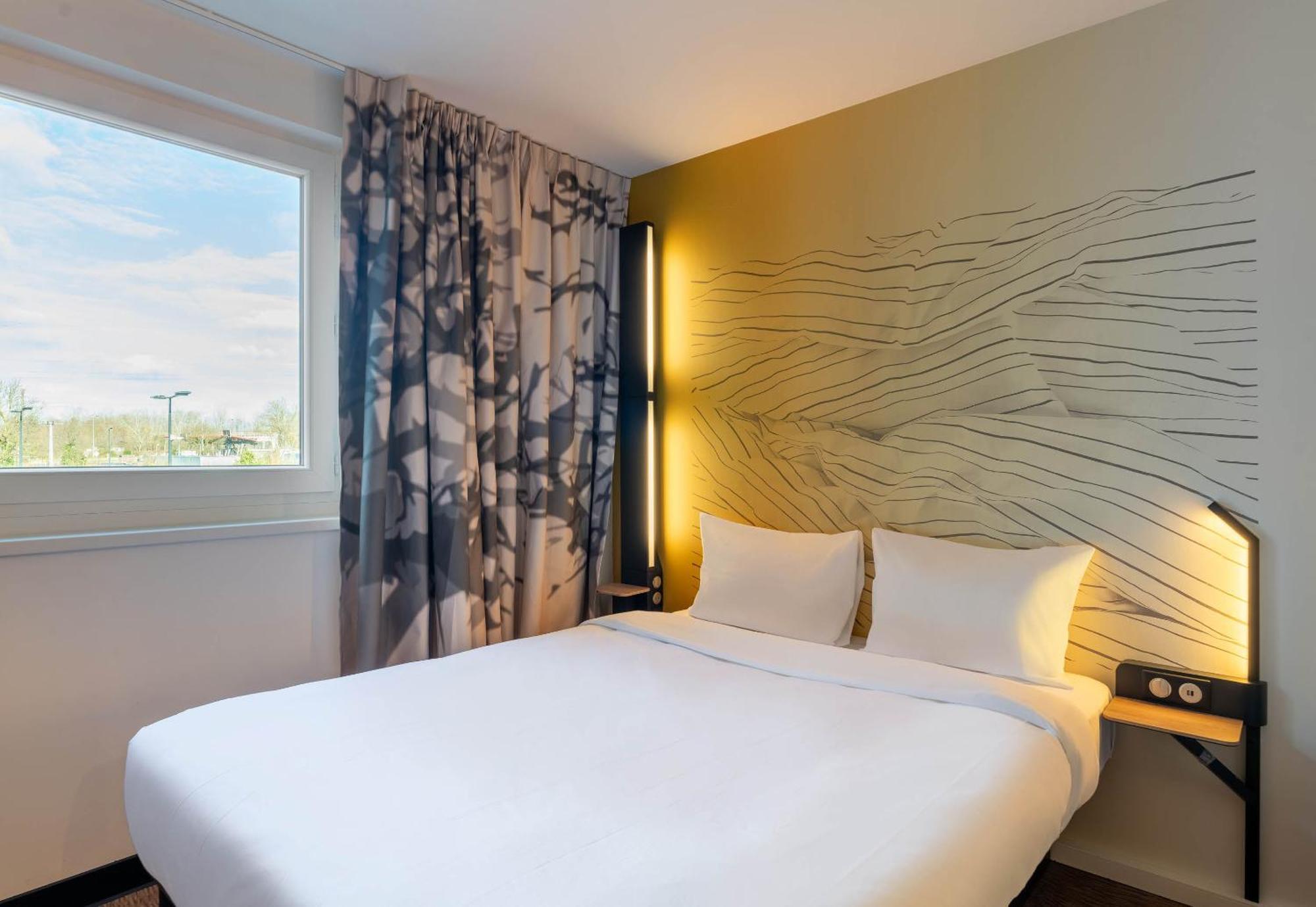 B&B Hotel Massieux Genay Bagian luar foto